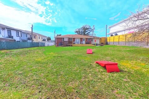 Lovely Central, Near Beach, 2 King Beds, Huge Private Yard, Deck, Patio, Firepit, & BBQ, Ocean View House in Myrtle Beach