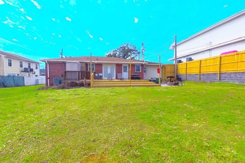 Lovely Central, Near Beach, 2 King Beds, Huge Private Yard, Deck, Patio, Firepit, & BBQ, Ocean View House in Myrtle Beach