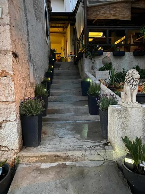 Property building, Restaurant/places to eat