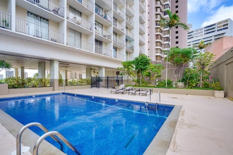 Waikiki Condo near Duke Kahanamoku Beach Apartment in McCully-Moiliili