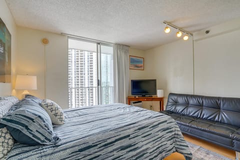 Waikiki Condo near Duke Kahanamoku Beach Apartment in McCully-Moiliili