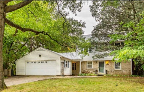 4BR-3BA Charming Family-Sized in Ames House in Ames