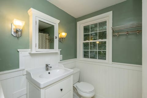 4BR-3BA Charming Family-Sized in Ames House in Ames