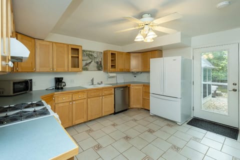 4BR-3BA Charming Family-Sized in Ames House in Ames