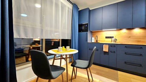 Kitchen or kitchenette, Seating area