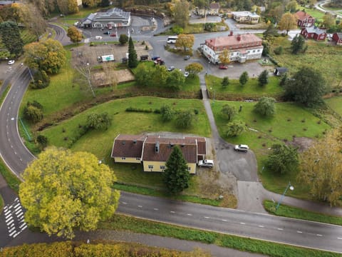 Property building, Spring, Day, Neighbourhood, Natural landscape, Bird's eye view, Garden, City view, Garden view, Street view, Location, Parking, pet friendly