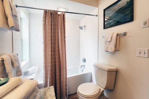 Walk to Everything! Hot Tub! Shorepine Haven House in Yachats