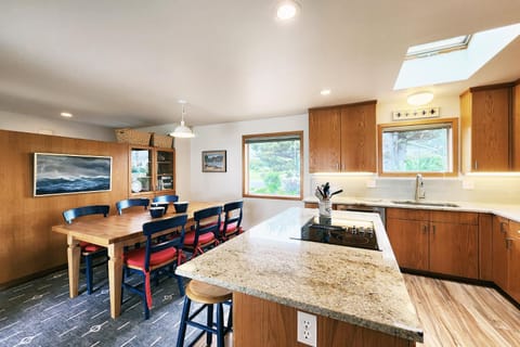 Walk to Everything! Hot Tub! Shorepine Haven House in Yachats