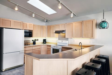 Oceanfront Views! Hot Tub! Starlit Shores House in Yachats