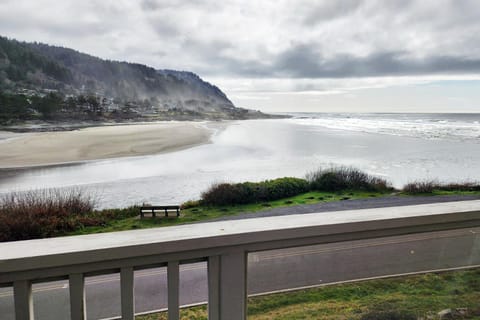 Oceanfront Views! Hot Tub! Starlit Shores House in Yachats