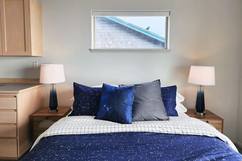 Oceanfront Views! Hot Tub! Starlit Shores House in Yachats