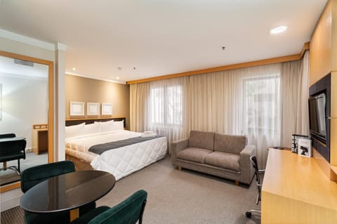 Bed, TV and multimedia, Living room, Photo of the whole room, Seating area, Bedroom