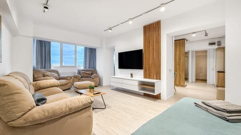 Communal lounge/ TV room, TV and multimedia, Living room, Seating area, Evening entertainment