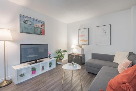 TV and multimedia, Living room, Seating area, Evening entertainment