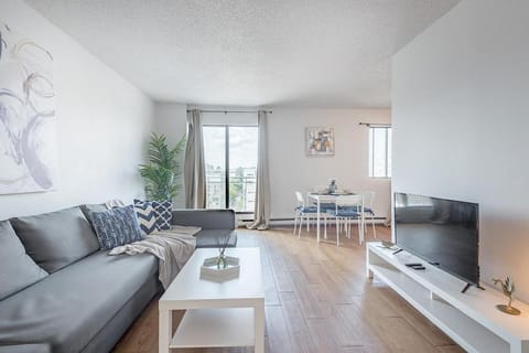 TV and multimedia, Living room, Seating area, Evening entertainment