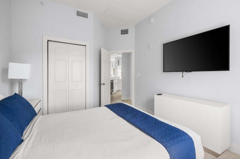 Designer Retreat 2 Miles to Disney MP21 Apartment in Orlando