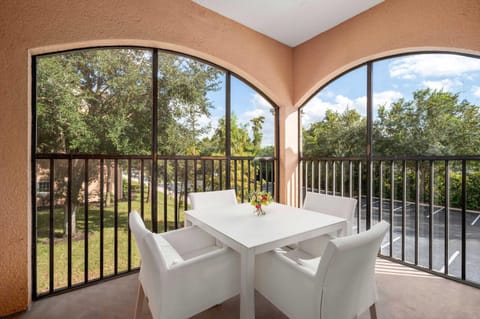 Designer Retreat 2 Miles to Disney MP21 Apartment in Orlando