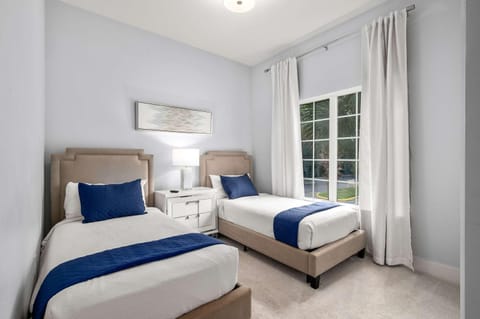Designer Retreat 2 Miles to Disney MP21 Apartment in Orlando