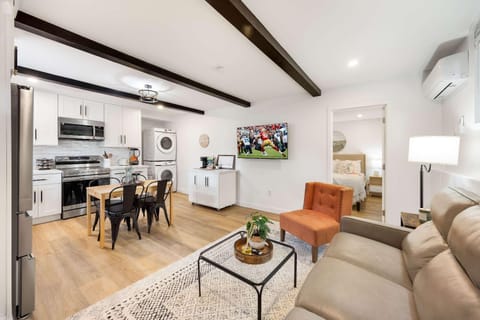 Brand New 1BR Designer's Oasis 1min to I-5 Costo Apartment in Lynnwood