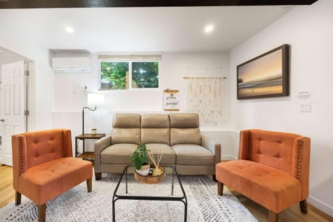 Brand New 1BR Designer's Oasis 1min to I-5 Costo Apartment in Lynnwood