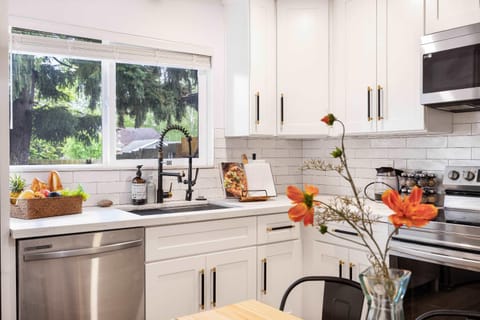 Brand New 1BR Designer's Oasis 1min to I-5 Costo Apartment in Lynnwood