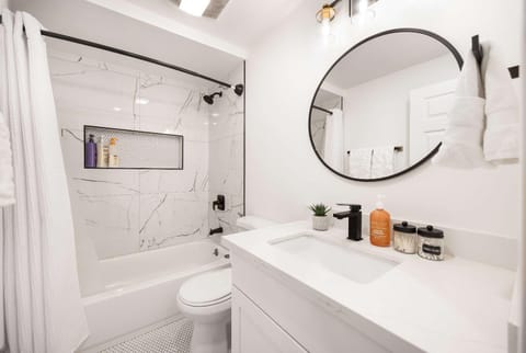 Brand New 1BR Designer's Oasis 1min to I-5 Costo Apartment in Lynnwood