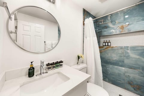 Modern 1BR Designer's Oasis 1min to I-5 Costo Apartment in Lynnwood