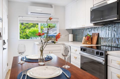 Modern 1BR Designer's Oasis 1min to I-5 Costo Apartment in Lynnwood