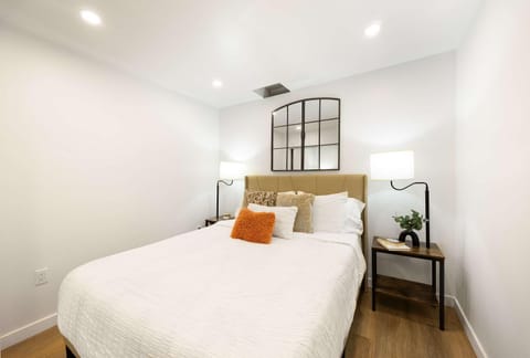 Modern 1BR Designer's Oasis 1min to I-5 Costo Apartment in Lynnwood