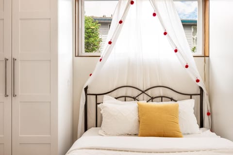 Kirkland Oasis Chic Basement Retreat with Hot Tub House in Kirkland