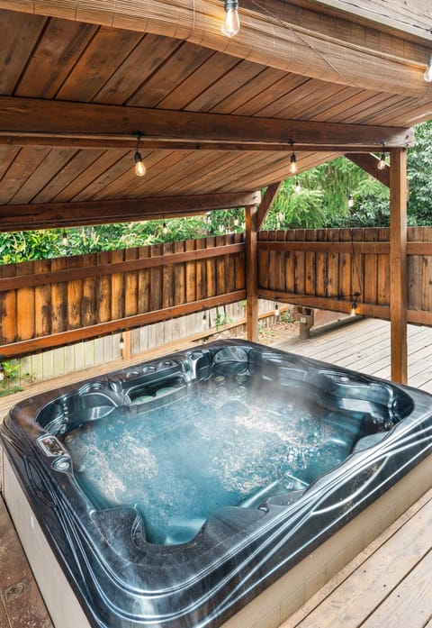 Kirkland Oasis Chic Basement Retreat with Hot Tub House in Kirkland