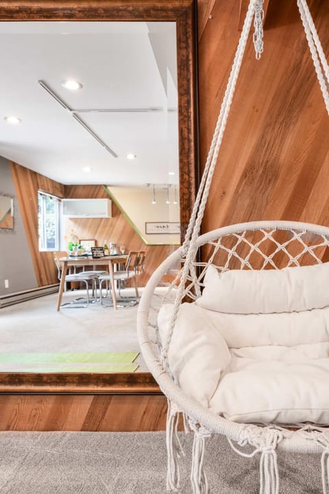 Kirkland Oasis Chic Basement Retreat with Hot Tub House in Kirkland