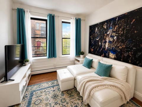 TV and multimedia, Living room, Seating area, City view