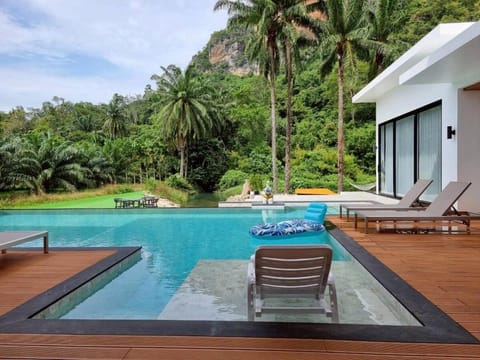 Red Cheek Mountain Villa Villa in Krabi Changwat