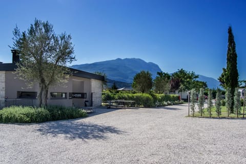 Natural landscape, Living room, Lobby or reception, Seating area, Garden view, Mountain view