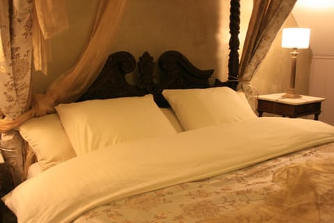 Bed, Photo of the whole room, Decorative detail, Bedroom