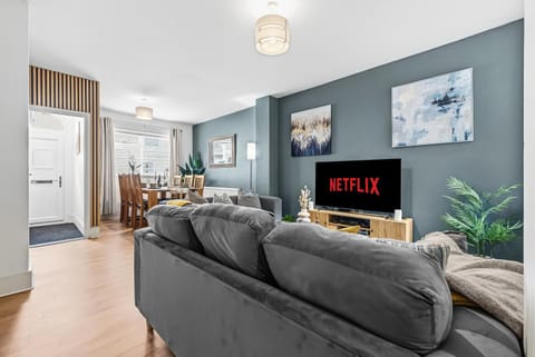 Communal lounge/ TV room, TV and multimedia, Living room, Seating area, Evening entertainment