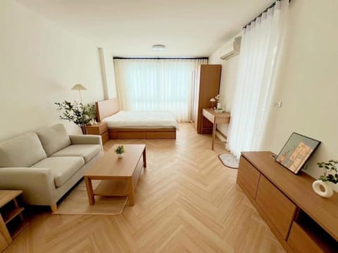 Bed, Living room, Photo of the whole room, Seating area, Bedroom