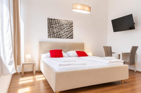 Property building, Bed, TV and multimedia, Bedroom, towels