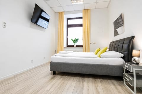 Bed, TV and multimedia, Seating area, Bedroom