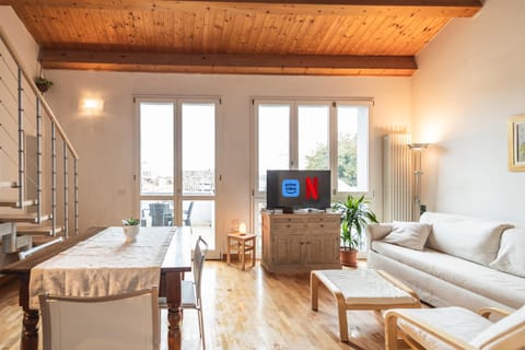 Bed, TV and multimedia, Living room, Photo of the whole room, Seating area, Dining area, Bedroom
