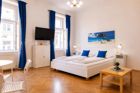 Property building, Bed, TV and multimedia, Seating area, Bedroom