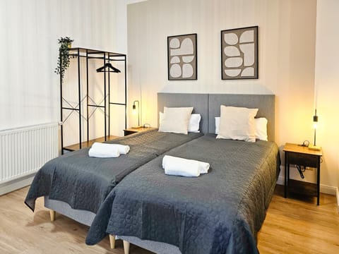 Bed, Bedroom, internet, towels
