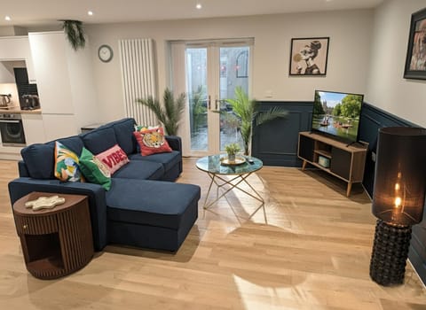 Bed, TV and multimedia, Seating area