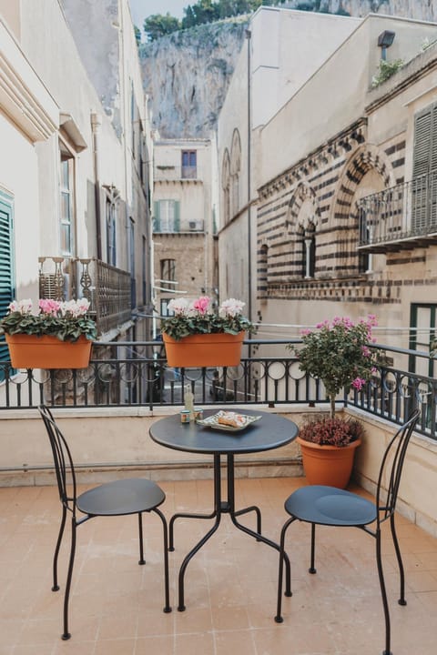 Property building, Patio, View (from property/room), Balcony/Terrace, Balcony/Terrace, Seating area, Dining area, Landmark view, Mountain view