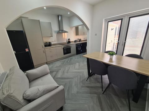 Pearce House-Brand New 3 bed-Sleeps 6-Garden House in Exeter