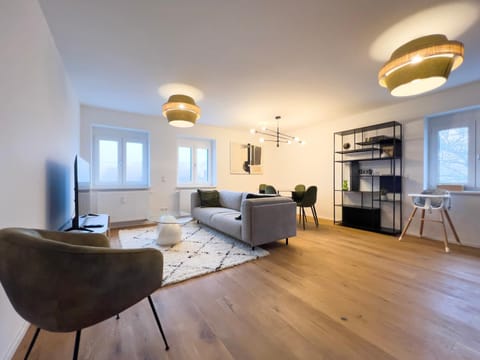 Kitchen or kitchenette, Living room, Seating area, Dining area