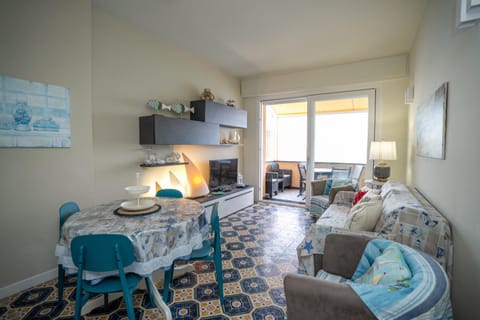 Bed, TV and multimedia, Kitchen or kitchenette, Living room, Photo of the whole room, Seating area, Dining area, Bedroom, minibar, pet friendly