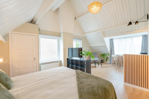 Bed, Photo of the whole room, Seating area, Bedroom