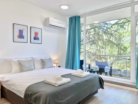 Bed, Bedroom, towels, air conditioner